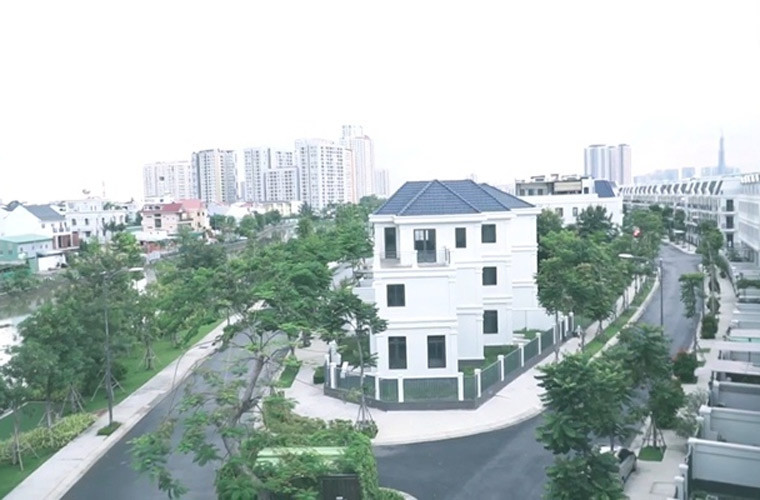 Trước khi quyết định tạm ngưng ca hát và sang Mỹ du học, Hương Tràm đã tặng cho cha mẹ căn biệt thự trị giá 20 tỷ đồng. Nữ ca sĩ sinh năm 1995 coi căn biệt thự là món quà ý nghĩa mà cô dành cho cha mẹ khi họ về hưu.