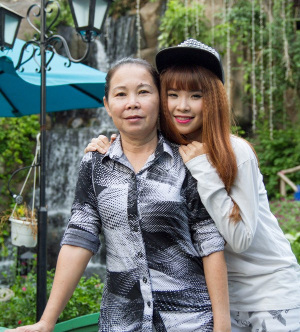 Khởi My từng có tuổi thơ khốn khó khi gia đình gặp biến cố. Thời gian đó mẹ của nữ ca sĩ đã phải bươn chải rất vất vả để nuôi lớn cô. Năm 2014, sau nhiều năm đi hát, Khởi My đã mua tặng mẹ căn nhà tiền tỷ.