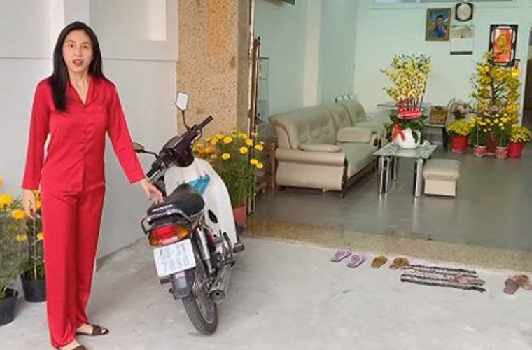 Năm 2011, Thủy Tiên mua tặng mẹ một căn nhà 5 tầng, rộng 200m2 bề thế ở Rạch Giá, Kiên Giang.