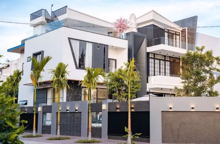 "Đây là món quà lớn đầu tiên tôi làm được cho ba mẹ. Ngay khi bước chân lên Sài Gòn lập nghiệp, tôi đã ao ước có ngày xây nhà mới cho phụ huynh. Cuối cùng, tâm nguyện được hoàn thành nhanh hơn mong đợi nhờ việc kinh doanh thuận lợi", Quốc Trường cho biết.