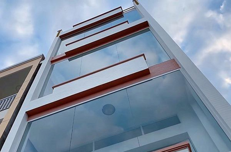 ”Sau này lớn lên, đi làm có tiền việc đầu tiên tôi làm là mua tặng cho mẹ một căn nhà, để mẹ có căn nhà đầu tiên trong cuộc đời", Thủy Tiên từng chia sẻ.