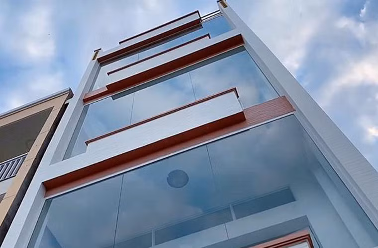 ”Sau này lớn lên, đi làm có tiền việc đầu tiên tôi làm là mua tặng cho mẹ một căn nhà, để mẹ có căn nhà đầu tiên trong cuộc đời", Thủy Tiên từng chia sẻ.