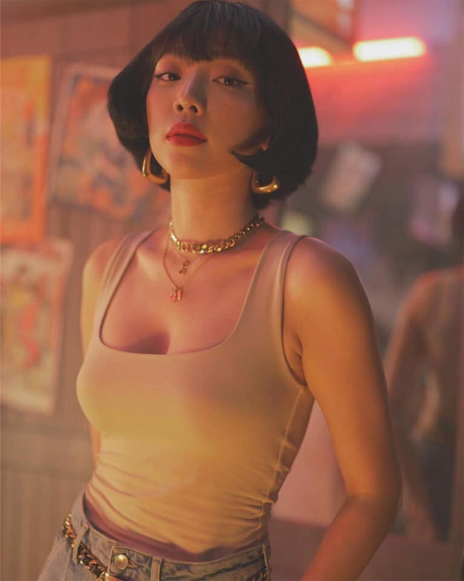 Kể cả khi ăn mặc giản dị, Tóc Tiên cũng toát lên vẻ quyến rũ khó cưỡng.