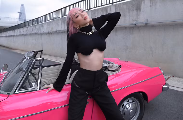 Dù đã là gái có chồng nhưng phong cách ăn mặc của Tóc Tiên vẫn đầy nổi loạn và gợi cảm.