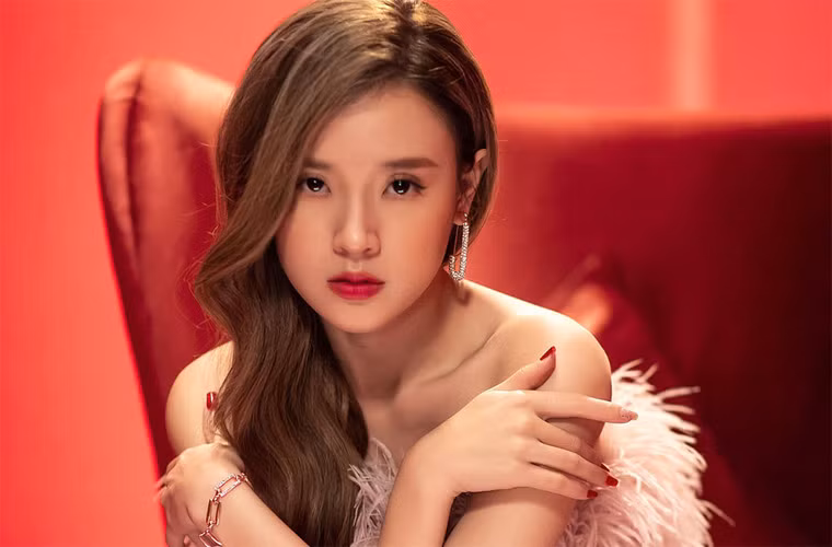 Cuối năm 2019, ngọc nữ Midu còn lấn sân sang ca hát và ra mắt MV đầu tay mang tên "Anh nghĩ anh là ai?". MV nhanh chóng nhận được sự quan tâm của khán giả và hút hàng triệu lượt xem trên Youtube bởi nó lấy cảm hứng từ câu chuyện tình cảm trái ngang, từng xảy ra với cô.