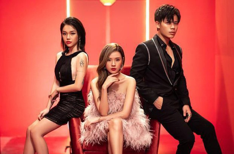 Mới đây, Midu dính tin đồn bị nữ streamer Linh Ngọc Đàm tố sống hai mặt khi cùng hợp tác trong MV "Anh nghĩ anh là ai?".