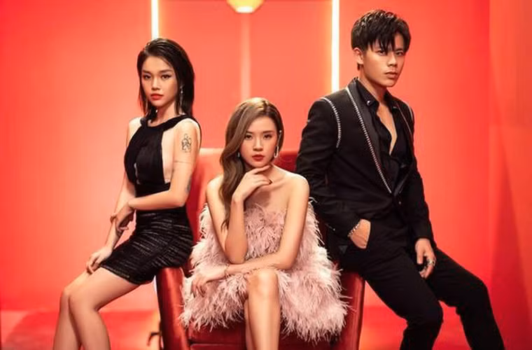 Mới đây, Midu dính tin đồn bị nữ streamer Linh Ngọc Đàm tố sống hai mặt khi cùng hợp tác trong MV "Anh nghĩ anh là ai?".