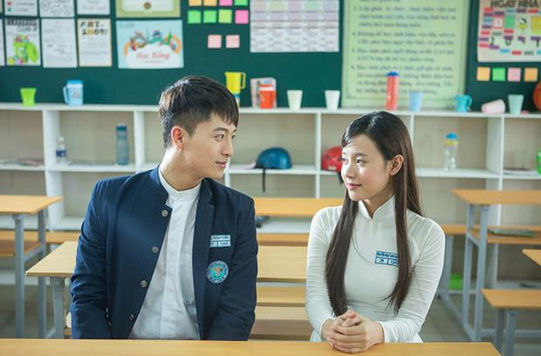 Sau đó Midu lại vướng tin đồn hẹn hò bạn diễn Harry Lu khi hai người đóng chung phim 4 năm 2 chàng 1 tình yêu năm 2016.