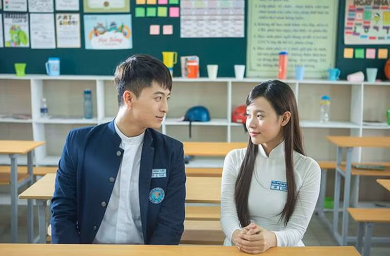 Sau đó Midu lại vướng tin đồn hẹn hò bạn diễn Harry Lu khi hai người đóng chung phim 4 năm 2 chàng 1 tình yêu năm 2016.