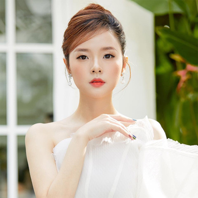 Ngoài khả năng kinh doanh, người đẹp sinh năm 1989 còn chứng minh thực tài trong lĩnh vực mà mình đã học ở trường đại học. Tháng 5/2017, cô nhận lời mời tham gia công tác trợ giảng tại ĐH HUTECH với vai trò hướng dẫn môn Đồ án Xử lý chất liệu thời trang cho sinh viên ngành Thiết kế Thời trang.