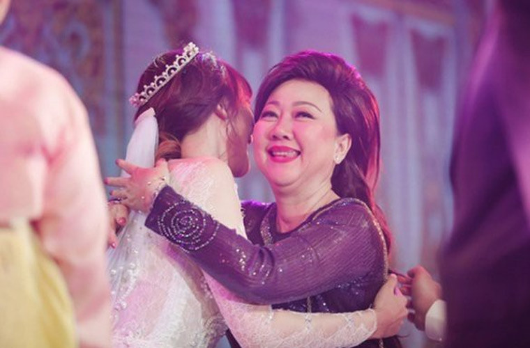 "Ba mẹ anh Thành không đặt áp lực chuyện con dâu phải làm gì cho gia đình. Ba mẹ cực kì hiểu công việc và hiểu cho Hari Won mỗi khi đi diễn trễ hoặc không có thời gian gần gũi, chăm sóc gia đình", Hari Won nói. Xem video "Trấn Thành - Hari Won xuất hiện trên sách của Hàn Quốc". Nguồn VTC: