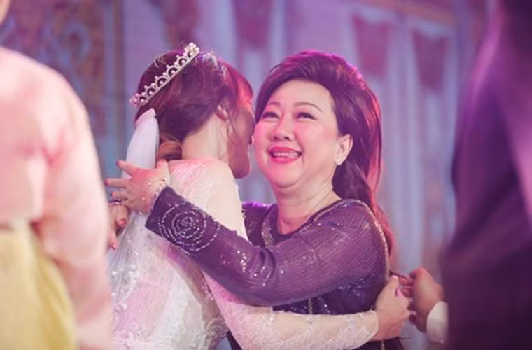 "Ba mẹ anh Thành không đặt áp lực chuyện con dâu phải làm gì cho gia đình. Ba mẹ cực kì hiểu công việc và hiểu cho Hari Won mỗi khi đi diễn trễ hoặc không có thời gian gần gũi, chăm sóc gia đình", Hari Won nói. Xem video "Trấn Thành - Hari Won xuất hiện trên sách của Hàn Quốc". Nguồn VTC: