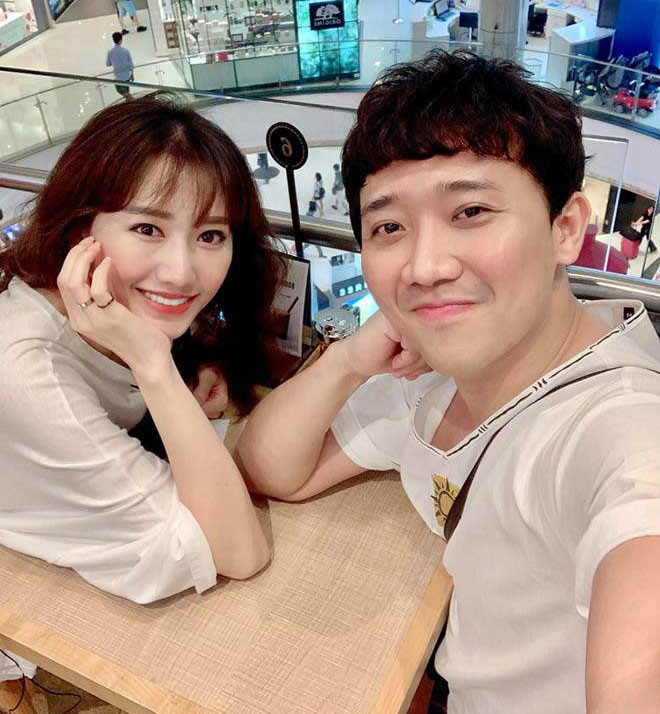 Trước những lời nũng nịu của vợ, Trấn Thành nói: "Em bình tĩnh, bớt mơ lại. Cuộc đời Trấn Thành sống và làm việc cho nhân dân, khán giả, nhưng mang tiền về chỉ biết dâng cho vợ. Vợ là cha là mẹ, vợ nói gì cũng nghe. Mua nhà thì mua nhà".