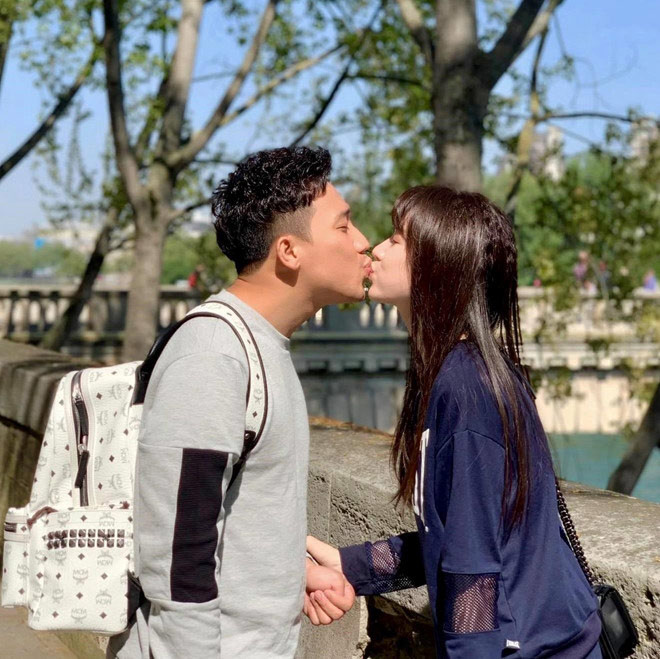 Trấn Thành và Hari Won không chỉ hợp nhau ở lời ăn, tiếng nói mà còn cả cách thể hiện tình cảm rất lãng mạn, quan tâm tới nhau.