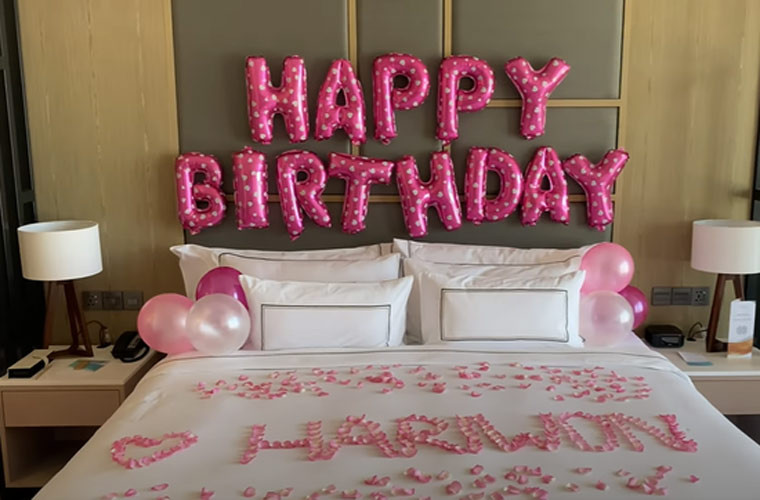 Nam danh hài còn bí mật sắp xếp một căn phòng tràn ngập hoa hồng và trang trí những lời chúc mừng để tặng vợ nhân dịp sinh nhật khiến Hari Won vô cùng cảm động.