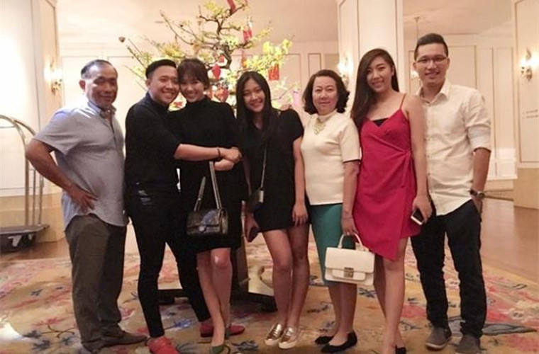 Khi mới về làm dâu, Hari Won và Trấn Thành ở chung với bố mẹ anh. Cô được bố mẹ chồng cưng chiều hơn cả con ruột. Chưa bao giờ Hari phải động tay vào việc nhà mà toàn được bố mẹ chồng giúp đỡ.