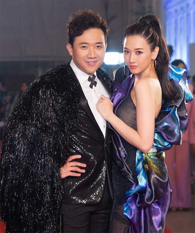 Không chỉ hợp nhau, Hari Won còn được chồng chiều hết mức. Nam MC nổi tiếng là “ông chồng quốc dân” trong Vbiz. Ngoài việc đưa hết tiền cho vợ giữ, nấu ăn cho vợ, mua tặng vợ đồ hiệu, Trấn Thành còn bênh vợ chằm chặp nếu có ai tỏ ý chê bai…