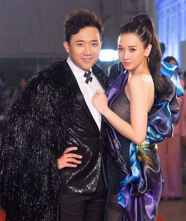 Không chỉ hợp nhau, Hari Won còn được chồng chiều hết mức. Nam MC nổi tiếng là “ông chồng quốc dân” trong Vbiz. Ngoài việc đưa hết tiền cho vợ giữ, nấu ăn cho vợ, mua tặng vợ đồ hiệu, Trấn Thành còn bênh vợ chằm chặp nếu có ai tỏ ý chê bai…