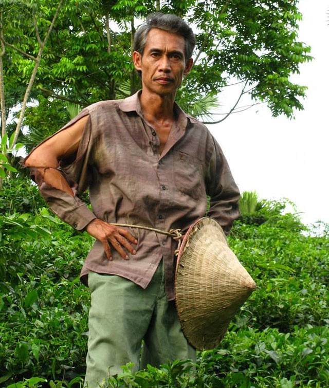 Với các bạn diễn trong nghề, Phú Đôn bị mang tiếng là “Đôn đanh đá” bởi anh hay cằn nhằn, chỉnh nắn các đồng nghiệp trẻ để họ diễn sao cho tốt nhất.