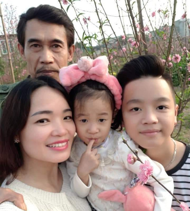 Vì thời gian của vợ không linh động như mình nên lúc con còn nhỏ, Phú Đôn giúp vợ quấy bột, nấu cháo cho con, chủ động đỡ đần vợ những việc con cái, gia đình.