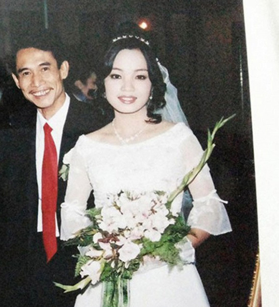 Về đời tư, nam diễn viên sinh năm 1960 kết hôn khá muộn, hơn 40 tuổi anh mới lập gia đình. Tuy nhiên, ai cũng “thán phục” Phú Đôn bởi anh cưới được cô vợ xinh đẹp, trẻ hơn anh tới 25 tuổi.