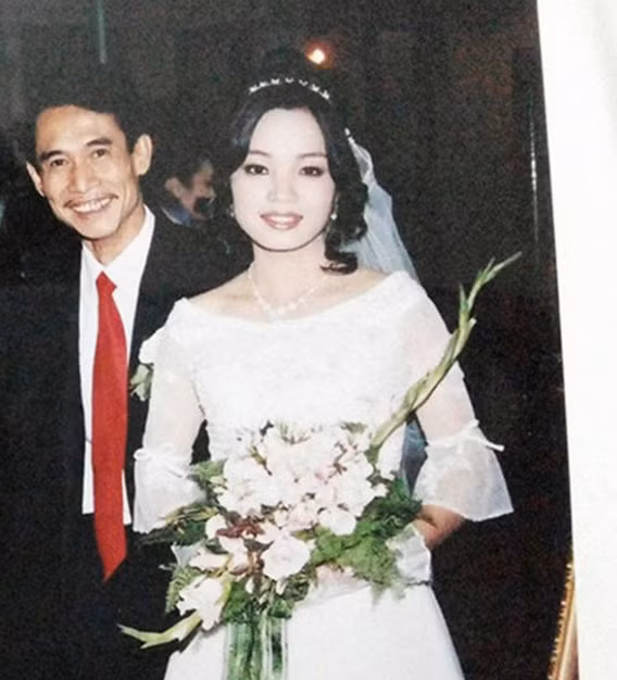 Về đời tư, nam diễn viên sinh năm 1960 kết hôn khá muộn, hơn 40 tuổi anh mới lập gia đình. Tuy nhiên, ai cũng “thán phục” Phú Đôn bởi anh cưới được cô vợ xinh đẹp, trẻ hơn anh tới 25 tuổi.