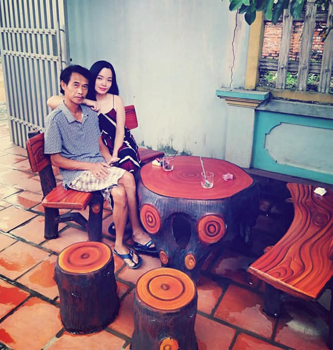 Phú Đôn cho biết, mặc dù hai vợ chồng cách xa về tuổi tác nhưng trong cuộc sống họ lại không hề có khoảng cách gì. 15 năm bên nhau có với nhau 2 mặt con đủ nếp tẻ, vợ chồng Phú Đôn luôn yêu thương và hết mình vì gia đình nhỏ.