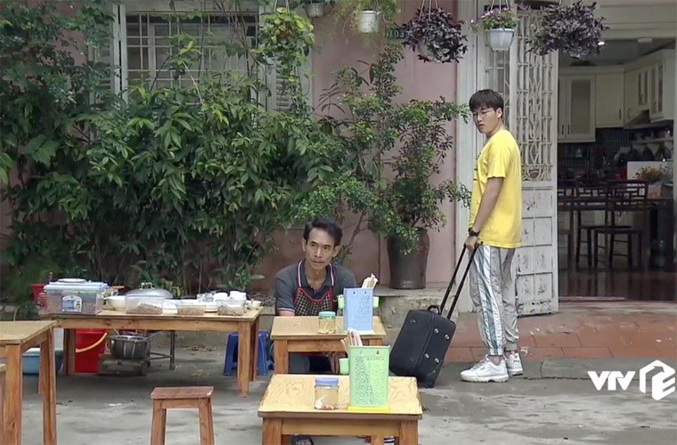 40 năm trong nghề, nghệ sĩ Phú Đôn đã tham gia hàng trăm bộ phim và các vở hài kịch. Dù được phân vai chính hay phụ, anh đều diễn hết mình và để lại ấn tượng. Những bộ phim Phú Đôn tham gia phải kể đến: Tivi về làng, Em ở nơi nao, Hai bình làm thủy điện, Bão qua làng, Ma làng, Bỏ vợ, Hoa hồng trên ngực trái, Nàng dâu order,...