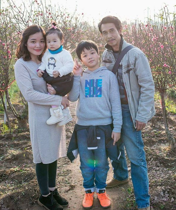 Vợ anh tên Hồng Vân, không hoạt động trong lĩnh vực nghệ thuật.