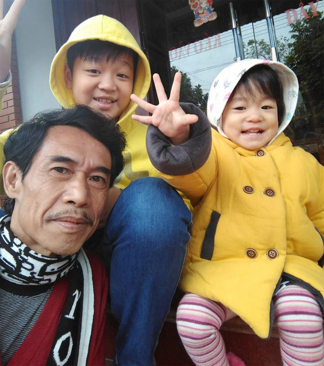 Sinh con thứ hai khi anh đã 55 tuổi, nhưng Phú Đôn nói anh rất vui khi ở tuổi sắp về hưu lại có thêm cô con gái chấy rận và đi đâu cũng cho con theo cùng.
