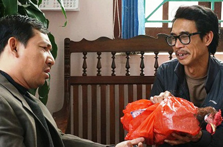 Bị mọi người gọi là “Nam diễn viên có gương mặt khắc khổ nhất màn ảnh Việt” nhưng khi diễn hài, Phú Đôn vẫn có nét diễn rất duyên dáng, lấy được tiếng cười của khán giả.