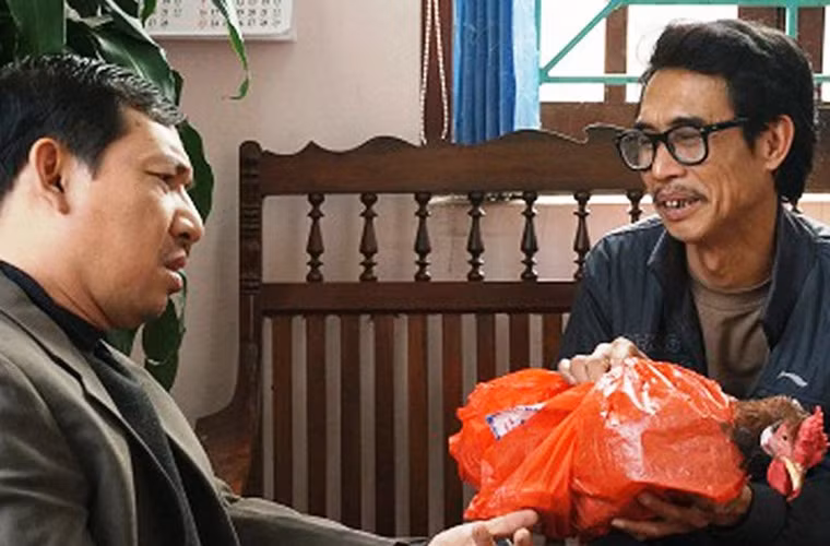 Bị mọi người gọi là “Nam diễn viên có gương mặt khắc khổ nhất màn ảnh Việt” nhưng khi diễn hài, Phú Đôn vẫn có nét diễn rất duyên dáng, lấy được tiếng cười của khán giả.