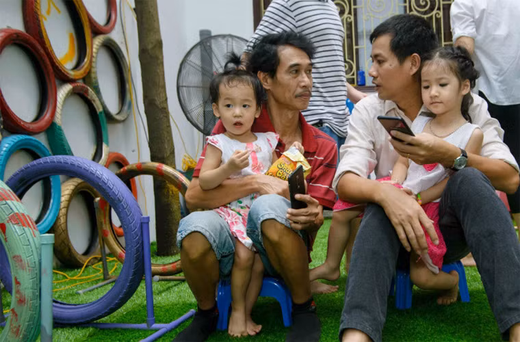 Cũng chính vì lấy vợ muộn, ngoại hình lại khắc khổ, nên nhiều khi nghệ sĩ Phú Đôn rơi vào cảnh "dở khóc dở cười" đưa con đi chơi toàn bị nhầm là “ông bế cháu đi chơi”.