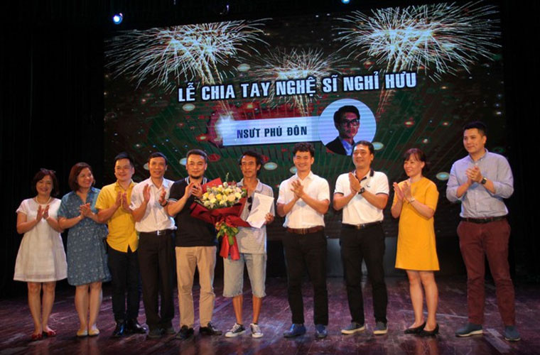 Theo chia sẻ của NSƯT Xuân Bắc, Lại Phú Đôn là người rất nhiệt tình hướng dẫn các diễn viên trẻ và chính anh cũng được nghệ sĩ Phú Đôn hướng dẫn cách lồng tiếng cho phim truyền hình.