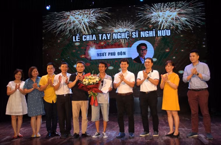 Theo chia sẻ của NSƯT Xuân Bắc, Lại Phú Đôn là người rất nhiệt tình hướng dẫn các diễn viên trẻ và chính anh cũng được nghệ sĩ Phú Đôn hướng dẫn cách lồng tiếng cho phim truyền hình.