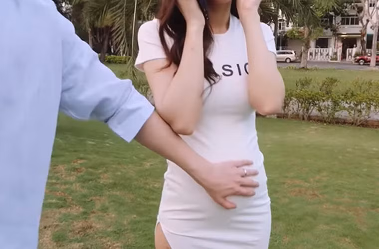 "Lần đầu tiên thấy anh ấy hồi hộp từng ngày suốt 3 tháng qua. Cám ơn thiên thần nhỏ đã xuất hiện trong cuộc đời của ba mẹ. Ba mẹ yêu con", nữ ca sĩ viết trên trang cá nhân khi khoe tin vui với mọi người.