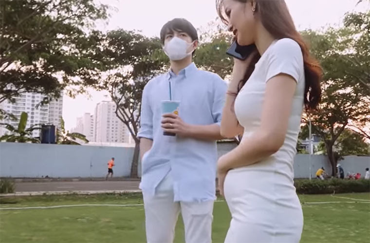 “Sau ba tháng có em bé, tôi mới quyết định chia sẻ với mọi người vì tôi muốn để em bé thật ổn định trong bụng. Sau đó, tôi mới chia sẻ niềm vui này tới công chúng. Hiện tại vợ chồng tôi đang rất vui”, Đông Nhi nói trong clip hậu trường trên kênh Youtube của hai vợ chồng.