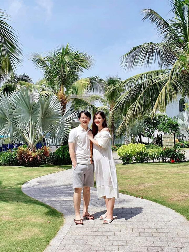 “Từ khi mang bầu, lúc nào tôi cũng cảm thấy đói. Một ngày tôi phải ăn đến bốn năm lần. Sáng ngủ dậy là tôi phải ăn, hai tiếng sau lại ăn nữa, ăn linh tinh bánh trái, uống sữa. Tối về tôi ăn cơm, tới khuya lại ăn khuya, không ăn là ngủ không được”, giọng ca "Ta là của nhau" chia sẻ tiếp.