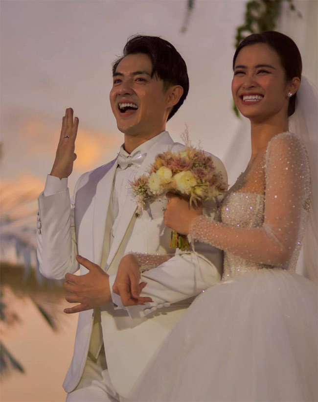 Đúng ngày 1/3/2020, ngày kỷ niệm tình yêu của hai người, Đông Nhi đã tặng Ông Cao Thắng một món quà bất ngờ là tấm thiệp ghi chữ "Ba ơi". Nhận được tấm thiệp, nam ca sĩ hét lên vì quá hạnh phúc và nói: "Tuyệt vời quá vợ yêu ơi".