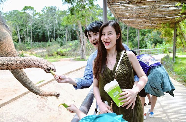 “Ngay sau khi biết tin mang bầu là Nhi đã thay đổi ngay lập tức, từ đi đứng nhẹ nhàng đến tìm đọc hết sách thai giáo, ăn uống tập luyện cũng cẩn thận hơn. Tất cả cũng chỉ mong con mình khỏe mạnh, thông minh”, Đông Nhi chia sẻ.