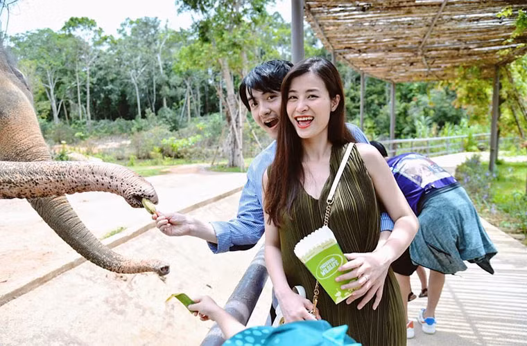 “Ngay sau khi biết tin mang bầu là Nhi đã thay đổi ngay lập tức, từ đi đứng nhẹ nhàng đến tìm đọc hết sách thai giáo, ăn uống tập luyện cũng cẩn thận hơn. Tất cả cũng chỉ mong con mình khỏe mạnh, thông minh”, Đông Nhi chia sẻ.