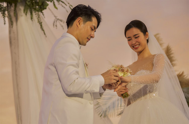 Đông Nhi và Ông Cao Thắng kết hôn vào tháng 11/2019 sau 10 năm yêu nhau. Đám cưới được tổ chức tại Phú Quốc.