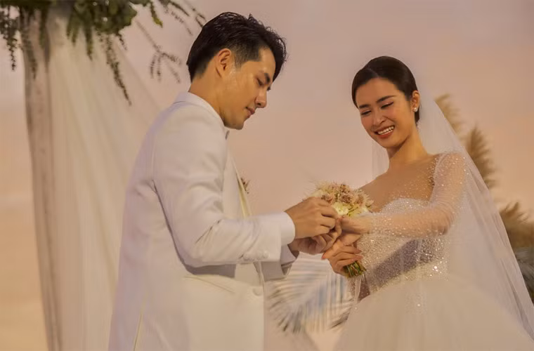 Đông Nhi và Ông Cao Thắng kết hôn vào tháng 11/2019 sau 10 năm yêu nhau. Đám cưới được tổ chức tại Phú Quốc.