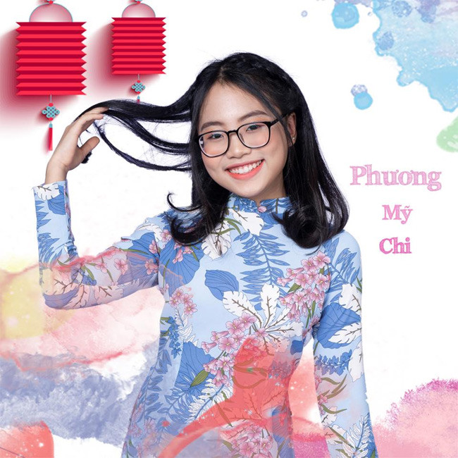 Phương Mỹ Chi nền nã xinh tươi trong chiếc áo dài.