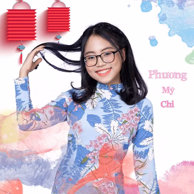 Phương Mỹ Chi nền nã xinh tươi trong chiếc áo dài.