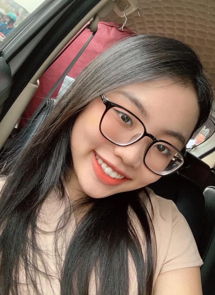 Nhờ sự đỡ đầu của cha nuôi, nam ca sĩ Quang Lê, sự nghiệp của Phương Mỹ Chi ngày càng phát triển.