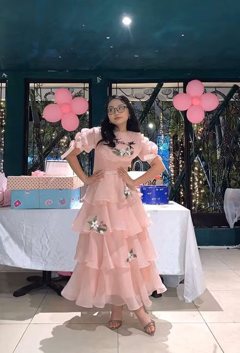 Hình ảnh “cô gái dân ca” mặc chiếc váy màu hồng trong tiệc sinh nhật lần thứ 17 nhận được nhiều lượt yêu thích của cư dân mạng.