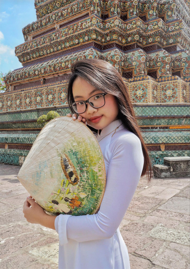 Tiếp thu những lời nhận xét đó, hiện tại Phương Mỹ Chi đã ăn mặc phù hợp với lứa tuổi hơn.