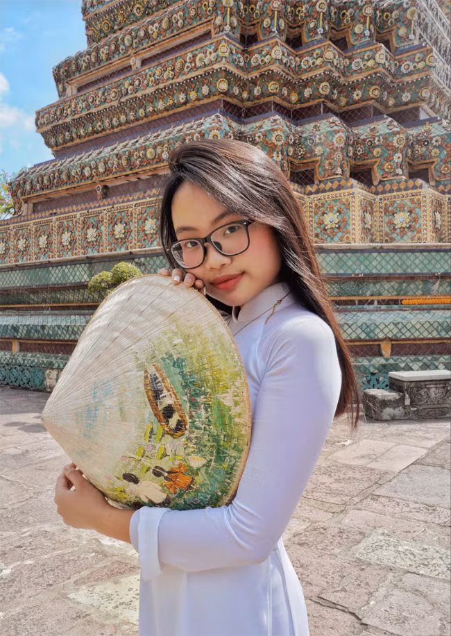 Tiếp thu những lời nhận xét đó, hiện tại Phương Mỹ Chi đã ăn mặc phù hợp với lứa tuổi hơn.