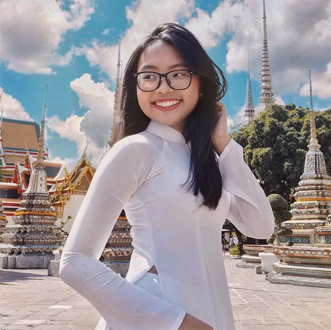 7 năm sau khi giành giải Á quân Giọng hát Việt nhí năm 2013, Phương Mỹ Chi giờ đã trổ mã thành một thiếu nữ xinh đẹp.